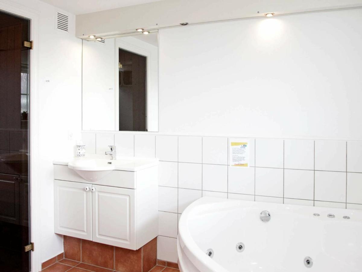 Holiday Home Blavand Xxxv Номер фото